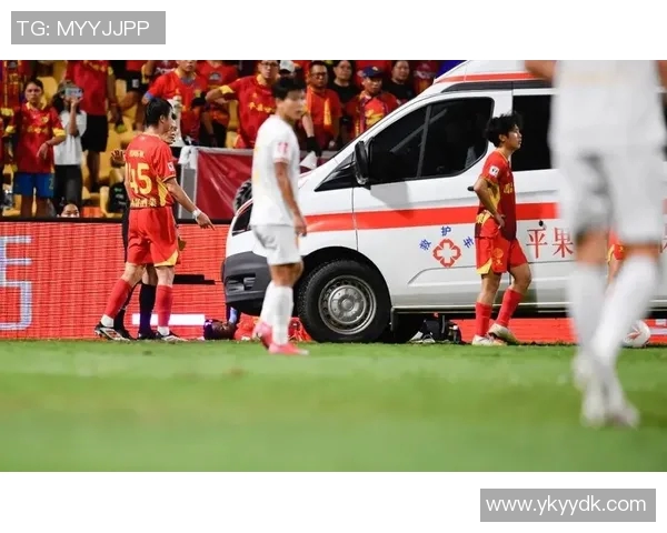 足球场恶犯频现 这些球星因暴力行为被罚下引发争议